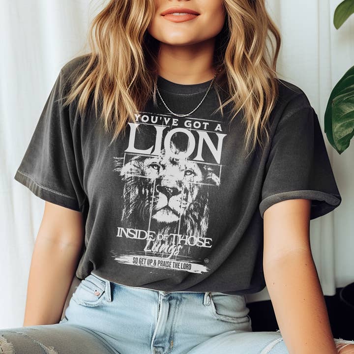 Lion à l'intérieur de ces poumons Tee chrétien poivre pour la vente par Never Lose Hope Designs