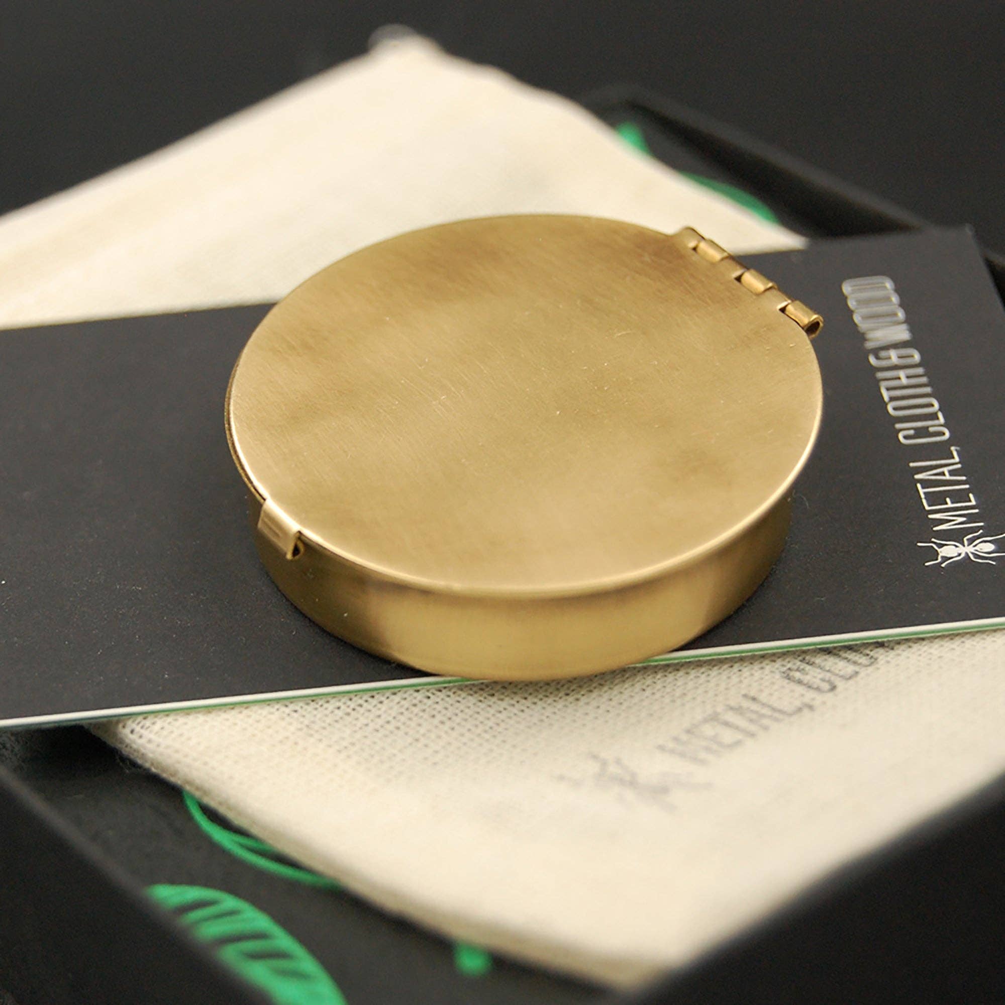 Metal Cloth & Wood - Vendita all'ingrosso Scatole decorative - Scatola per pillole o ciondoli in ottone rotonda piccola e semplice da 1,6" — Perfetta piccola e discreta scatolina per pillole per borsa o tasca!7