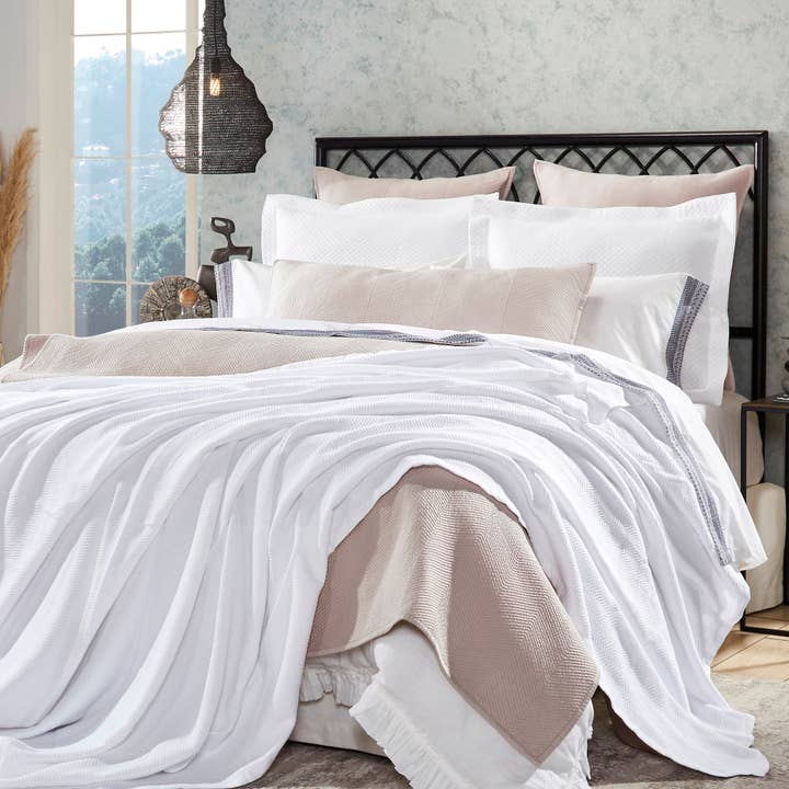 Couverture Riviera, king size, 110 po x 96 po, blanche pour la vente par Orchids Lux Home