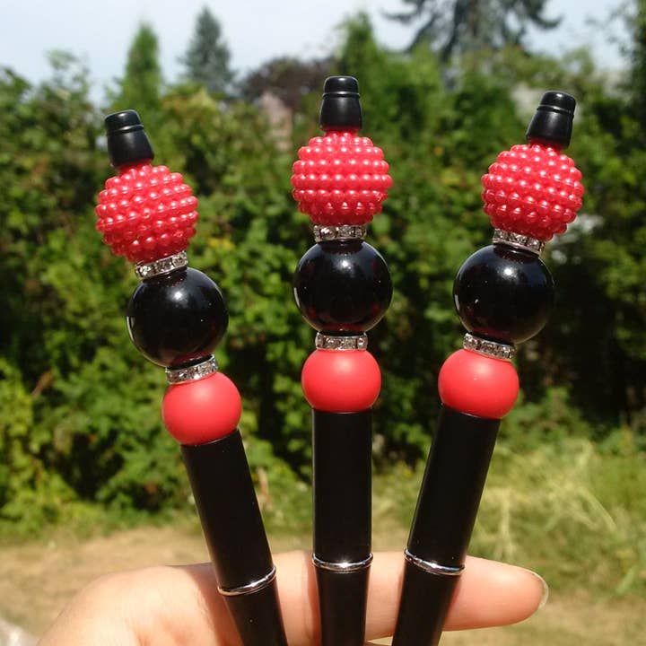 Caneta com Fixação “Maria Sangrenta” por atacado de Amy Designs