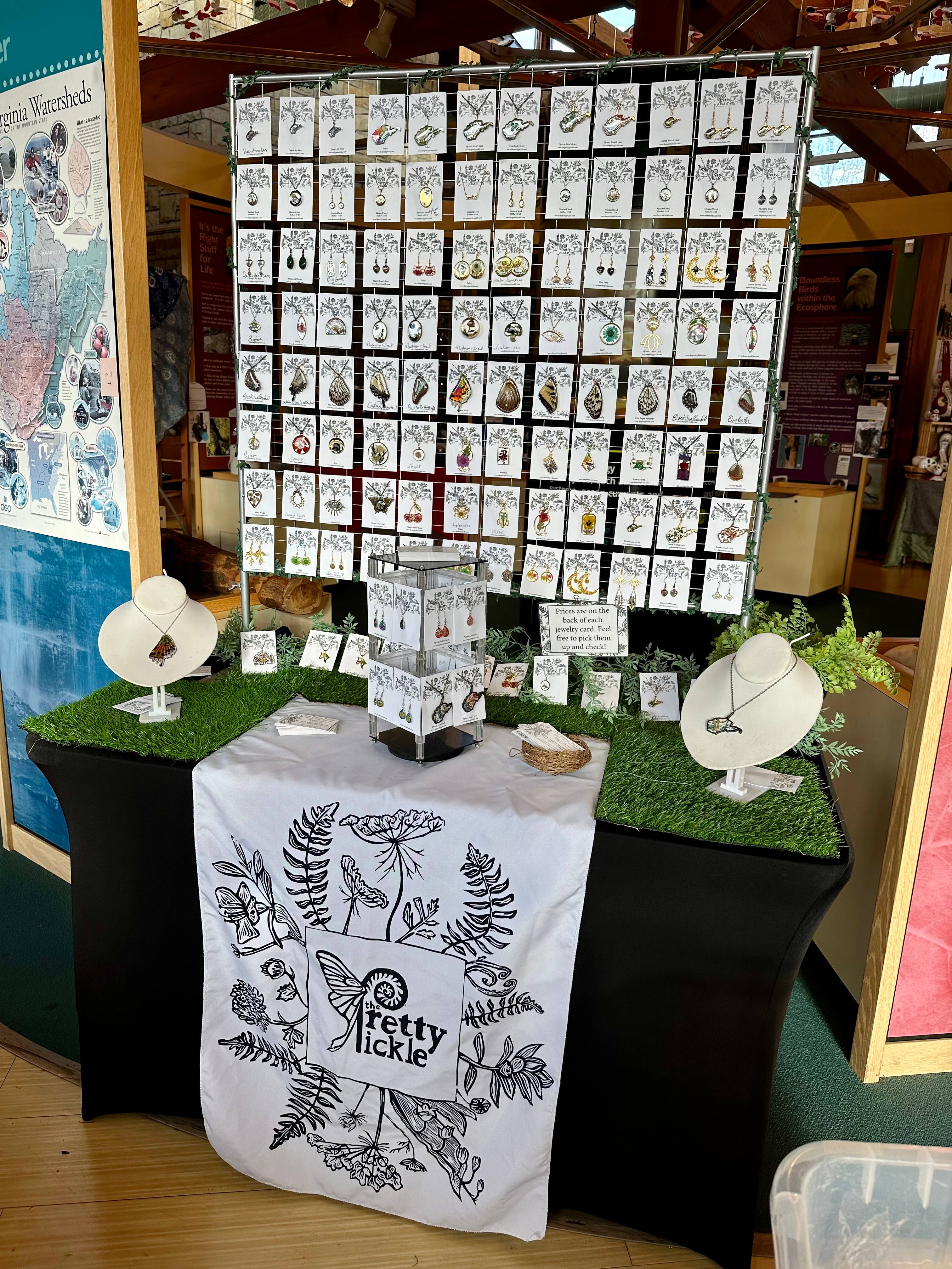 The Pretty Pickle - Wholesale Jewelry Stand & Display - Clear Plastic Jewelry Card Adapters7