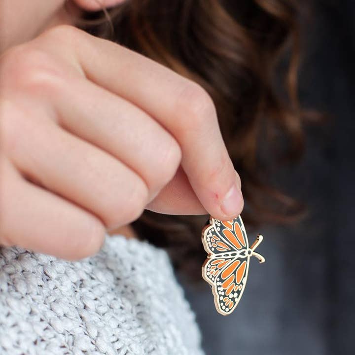 Wildship Studio – wholesale Nål och knapp för kavajslag – Monarch fjäril emalj stift för välgörenhet7
