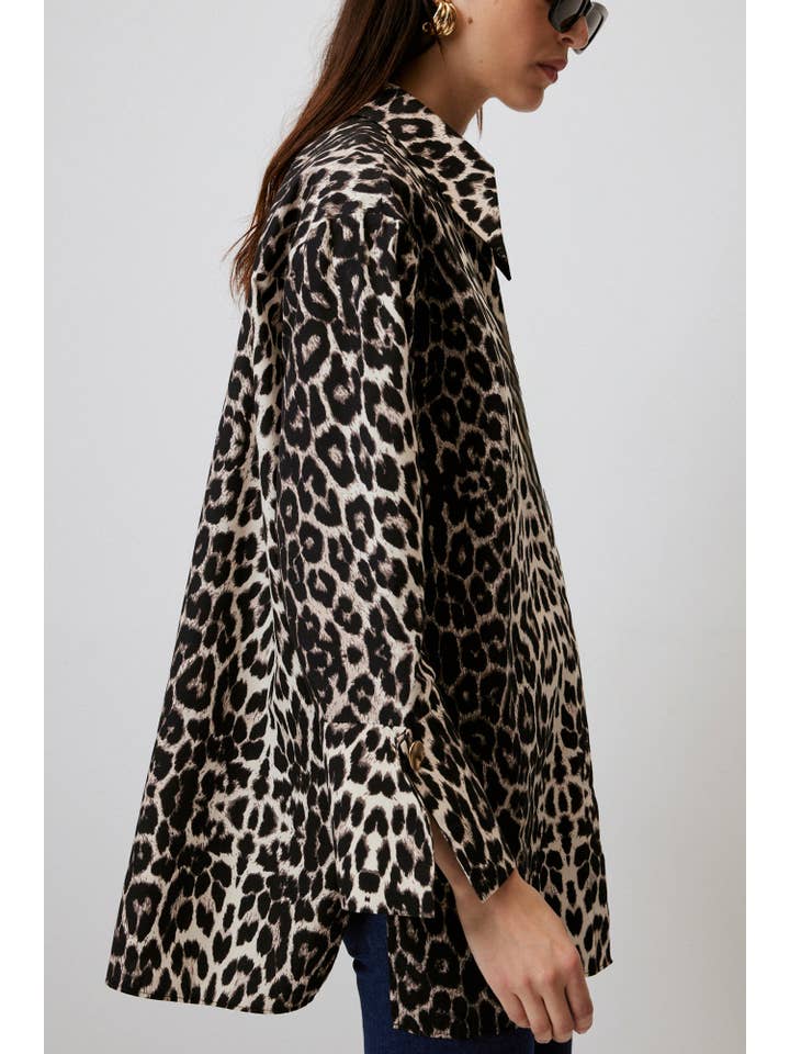 Mönstrad VILD ELEGANS LEOPARDMÖNSTRAD BOMULLSSKJORTA för wholesale på Faire4