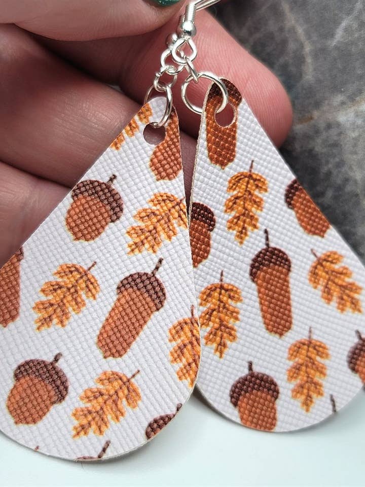 Pendientes de piel sintética en forma de lágrima con hojas otoñales y bellotas para venta al por mayor de Simply Raevyn