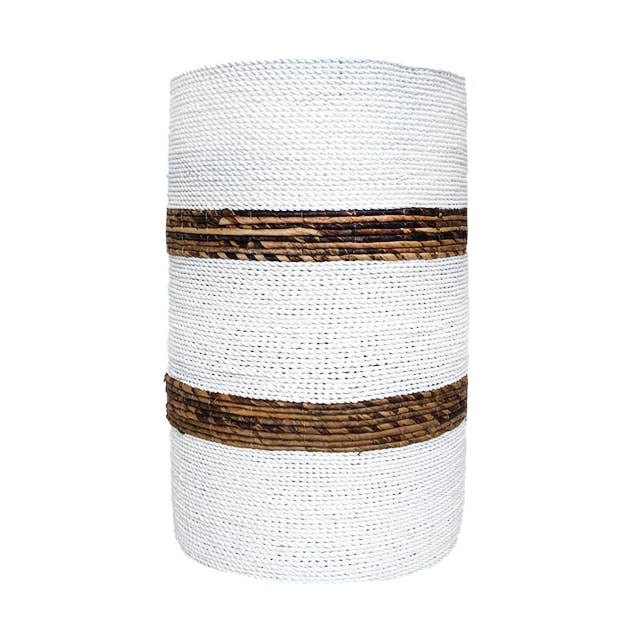 Panier artisanal taille M en pandan naturel et blanc pour la vente par Little Lofts Interior