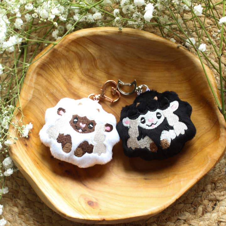 Mamukeeto – wholesale Nyckelringar - Dam – Wooloo Plysch Nyckelring | Handgjord | Pokémon | 3" x 3,5"