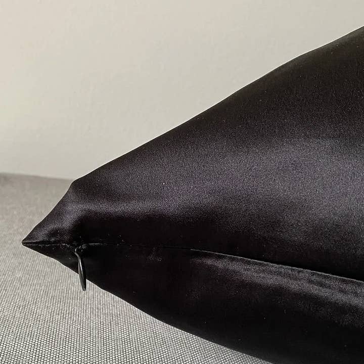 Taie d'oreiller en pure soie pour la vente par Friday Born Beauty