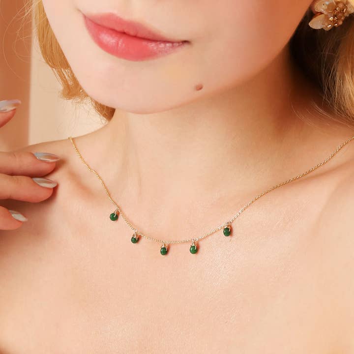 Mørkegrøn Jade Confetti halskæde (guld eller sølv) for engroshandel hos Less is More