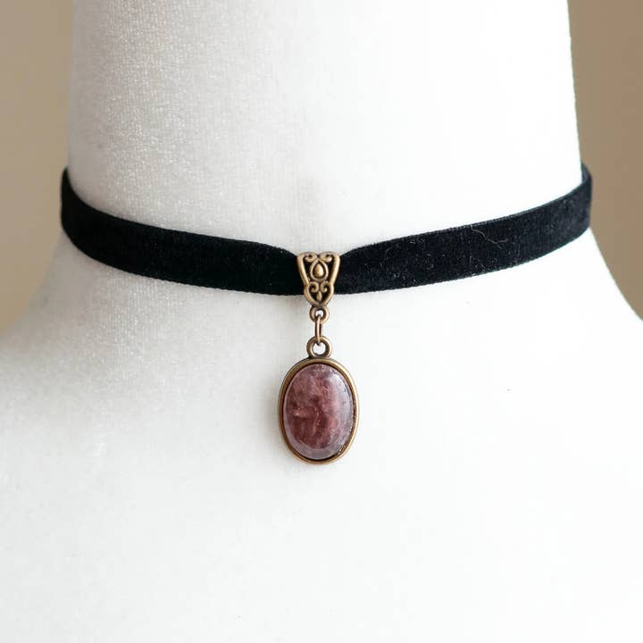 Gargantilla de terciopelo negro con colgante de piedras preciosas de cuarzo fresa para venta al por mayor de Decadent Designs