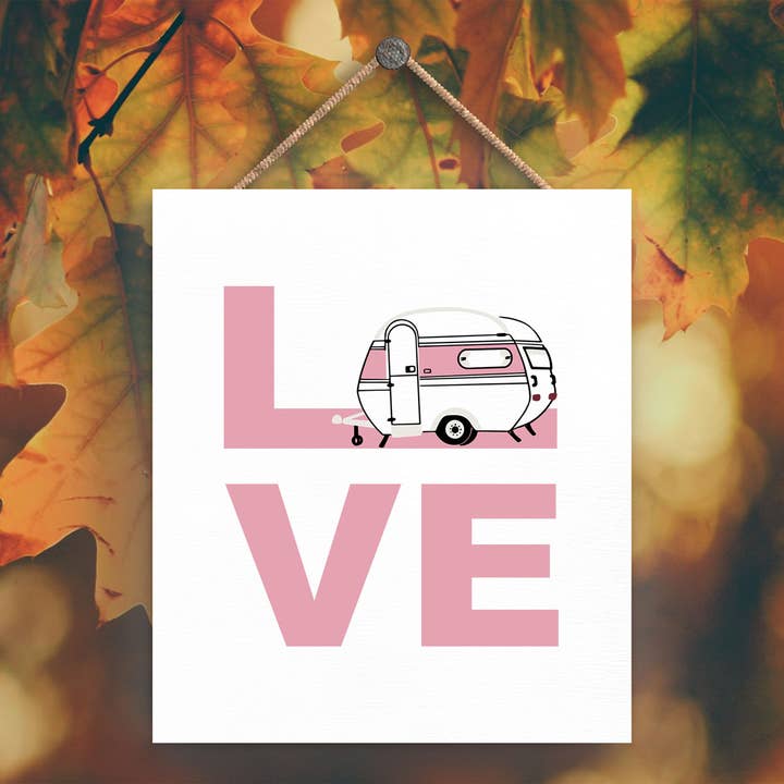 P3611 - Love Pink hangbord met campercaravan en kampeerthema voor wholesale door Vivid Squid Wholesale