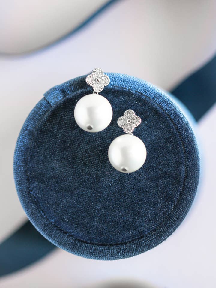 Boucles d'oreilles Ellie Pearl pour la vente par Rachelyn Jewelry