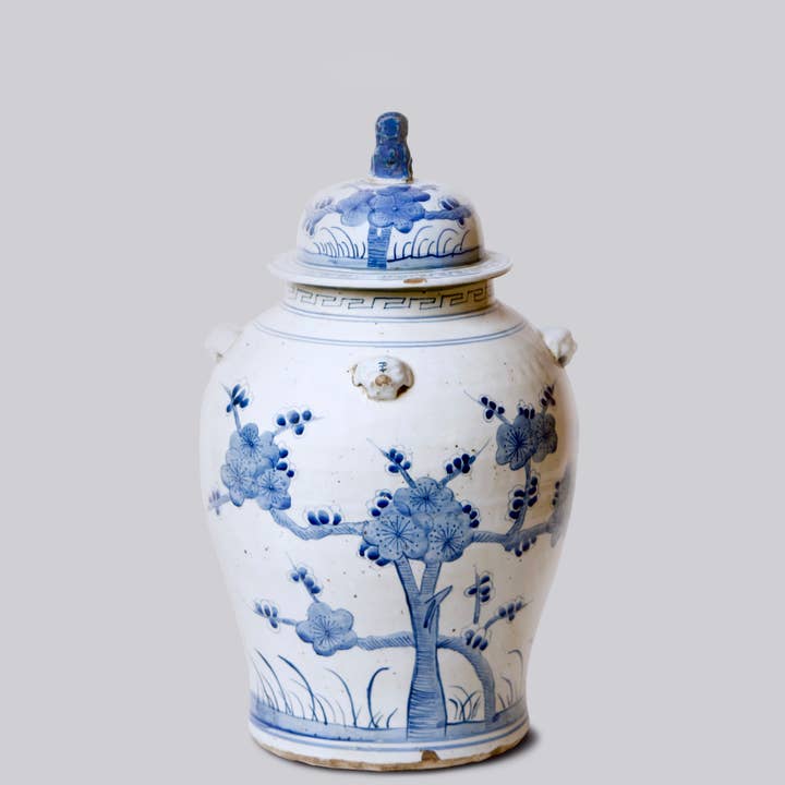 Jarre à temple en porcelaine bleue et blanche Blossoms pour la vente par Cobalt Guild