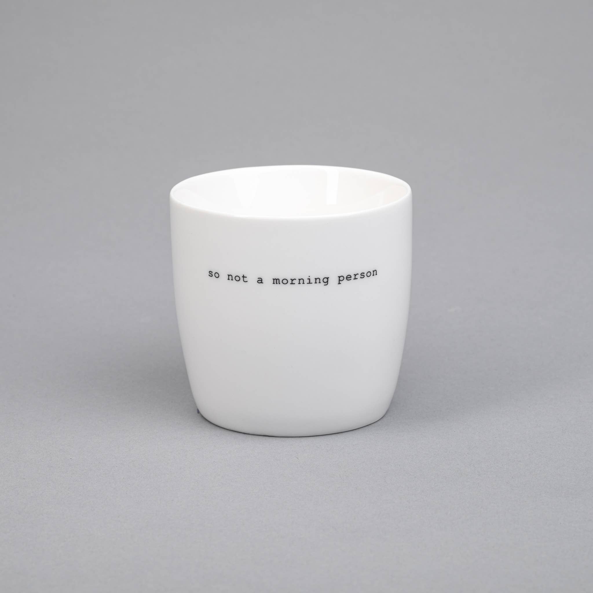 Sögne Home – Engroshandel Kaffekrus – Sögne kop i hvid med teksten «so not a»1