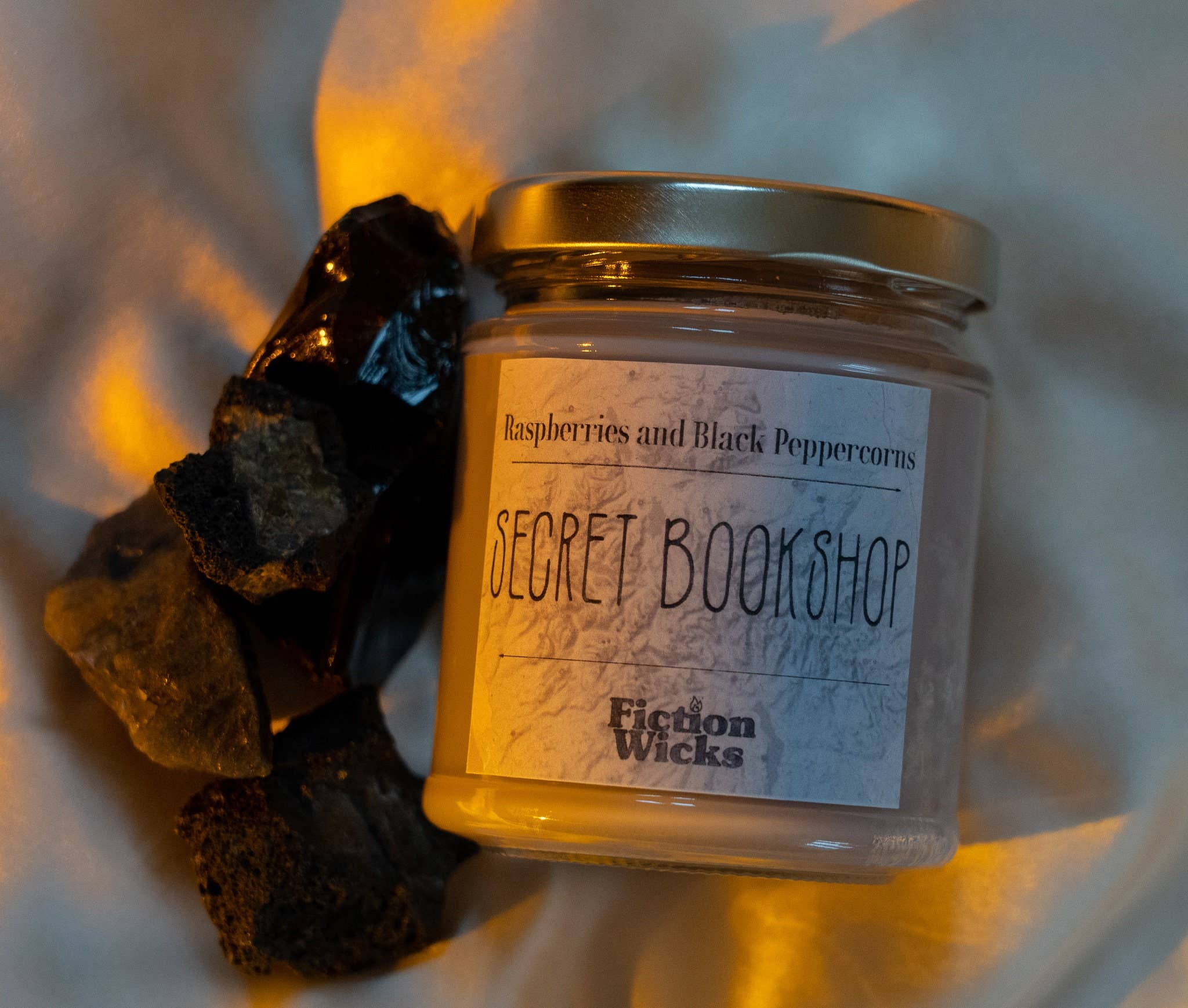 Fictionwicks - Venta al por mayor Velas en tarros - Vela aromática Secret Bookshop con fragancia a frambuesa y pimienta1