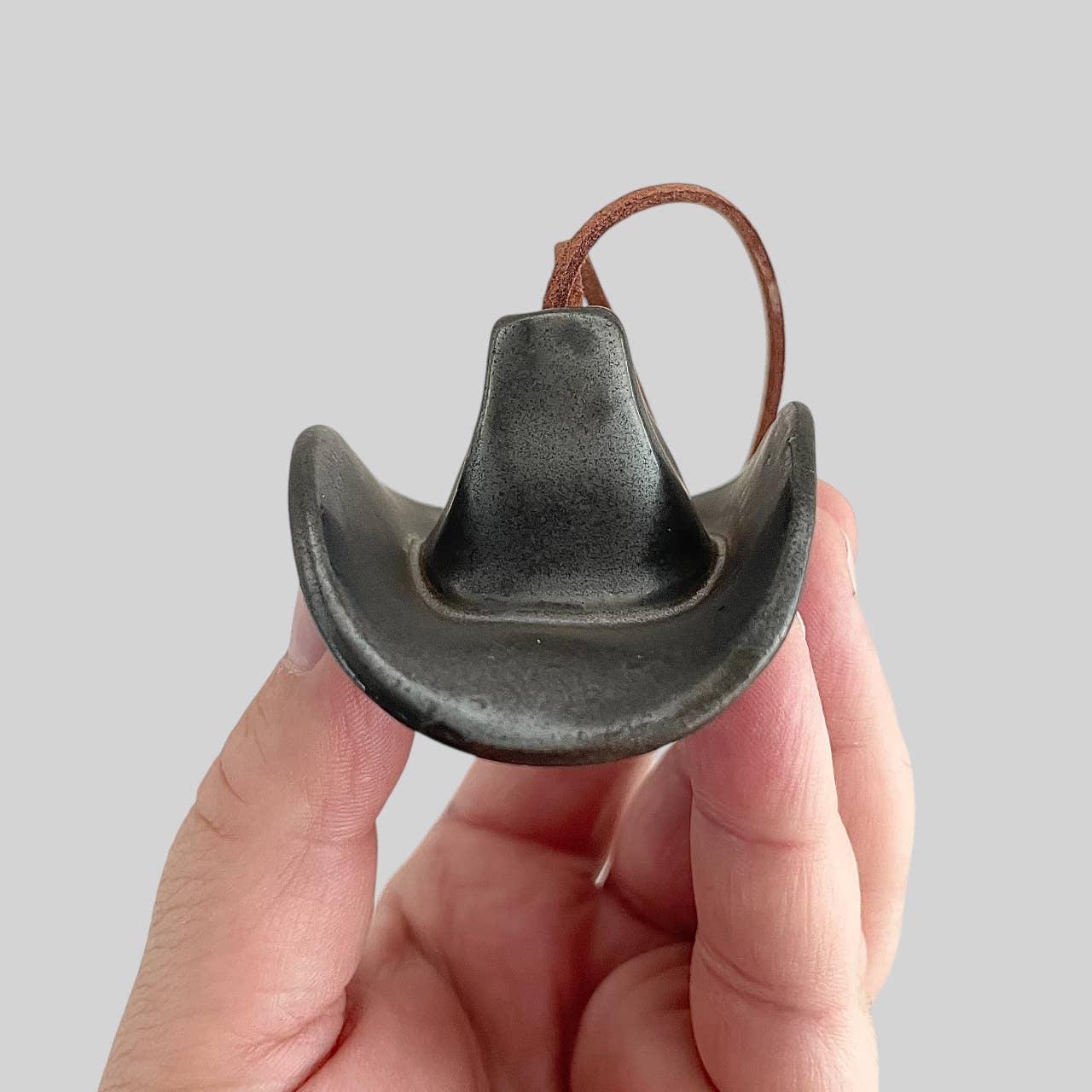 Mudpuppy Ceramic Studio - Wholesale Ornament - Ceramic Cowboy Hat Ornament — Black Gold2
