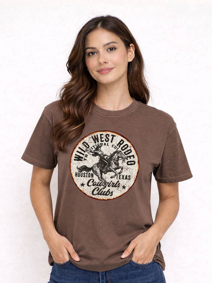 T-shirt graphique du club des cowgirls du rodéo du Far West pour la vente par Art by Forgrand
