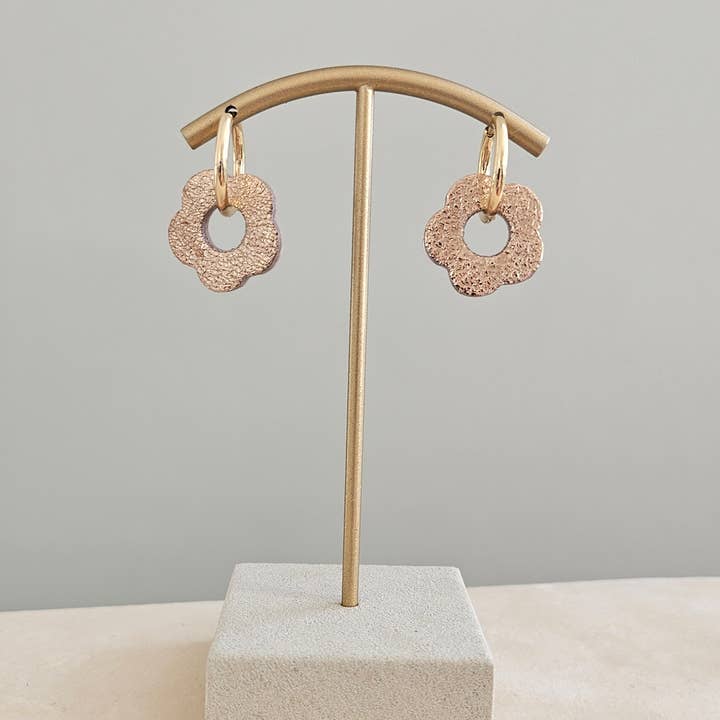 Royal marais – wholesale Hoop-örhängen – Upcyclade hoops i rostfritt stål med läderblommor2