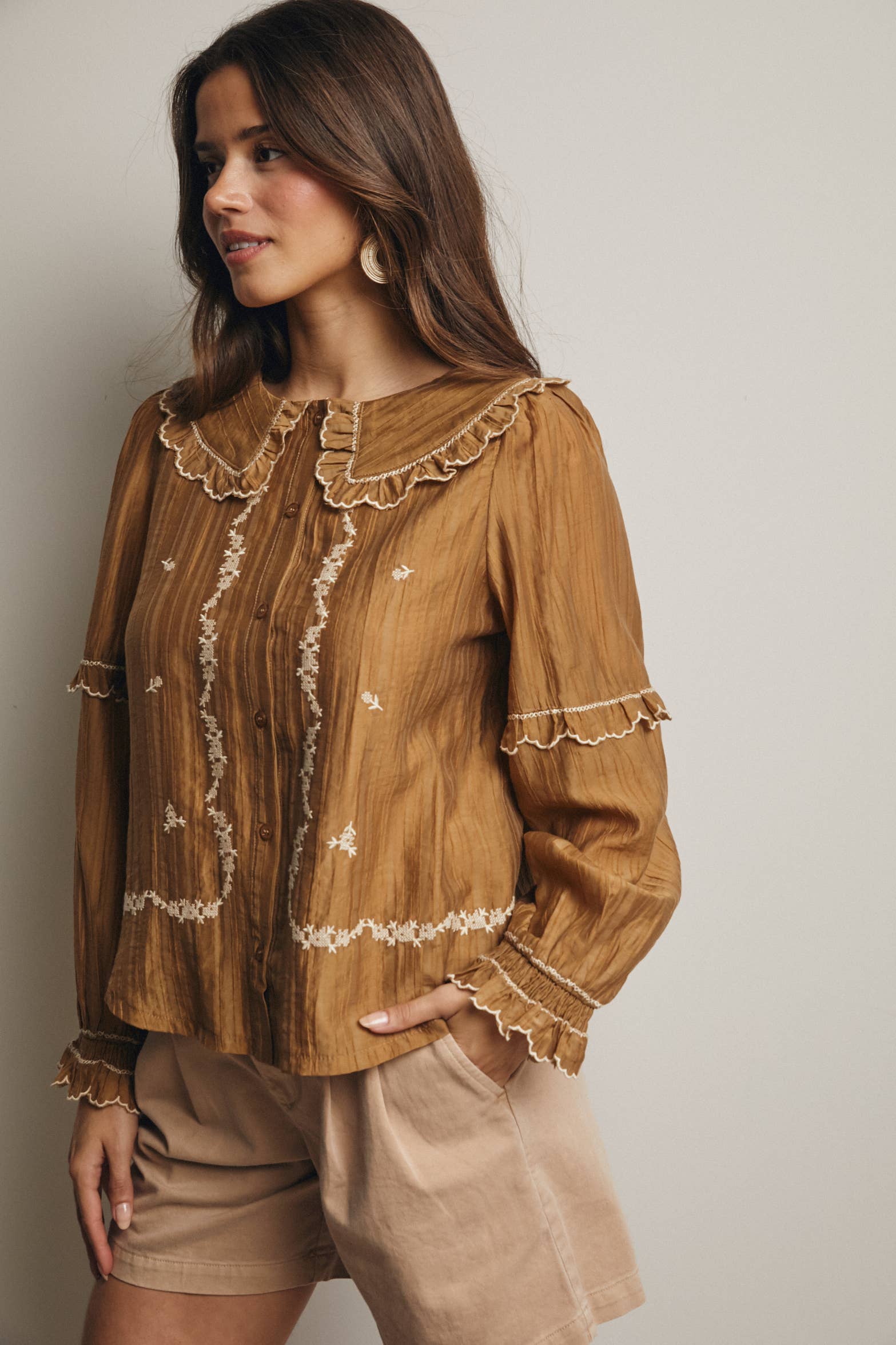 Forte – wholesale Blus - Dam – Broderad blus i bomull med volangkrage FT00034