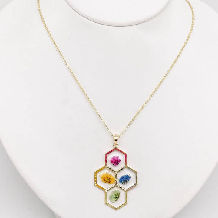 Mio Queena - Wholesale Pendant/Charm Necklace - Baby's Breath Dried Flowers Honeycomb Pendant Necklace - PDF