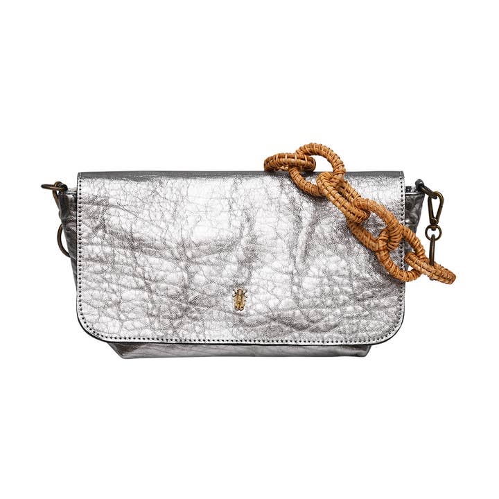 Bolsa pequena tiracolo Maï Taï em pele de cordeiro prateada por atacado de Sous Les Paves