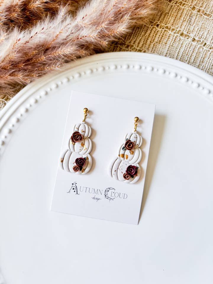 Blommiga staplade pumpa lerörhängen för wholesale av Autumn Cloud Design