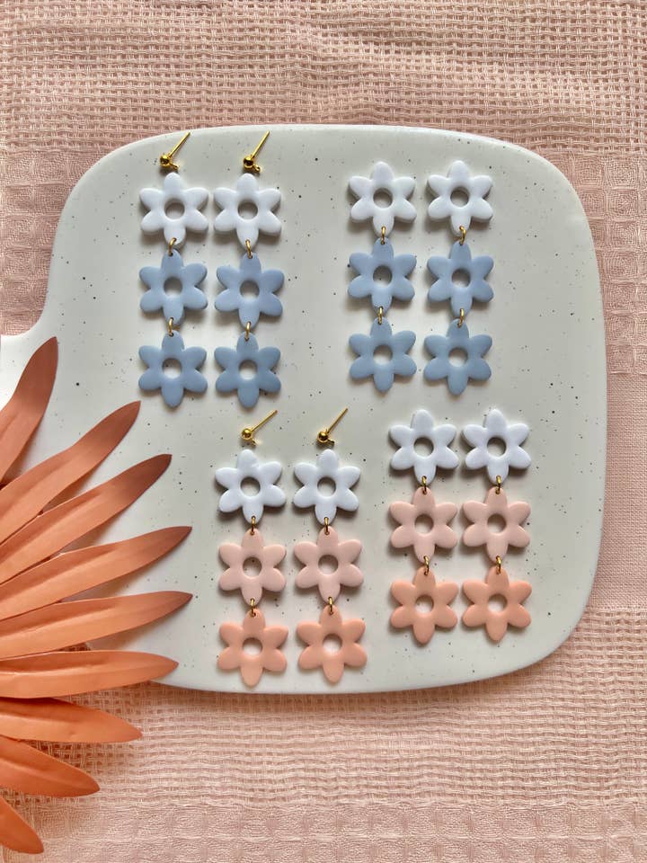 Orecchini in argilla con catena margherita per la vendita all'ingrosso da parte di SeizeTheClayJewelry