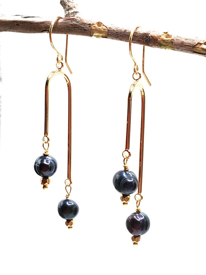 Øreringe, Midnight Pearl Dangles, Delia for engroshandel hos Jezabel Adornment