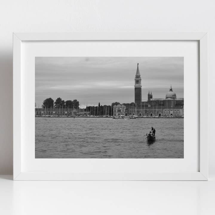 Venedig Italien Fine Art Schwarz-Weiß-Fotografie Druck: Gondel auf der Venezianischen Lagune für den Großhandel von Mo & Paul Photography