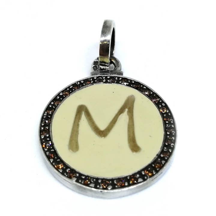Médaille Tenesoi - Lettre M pour la vente par PEKAN JEWELLERY