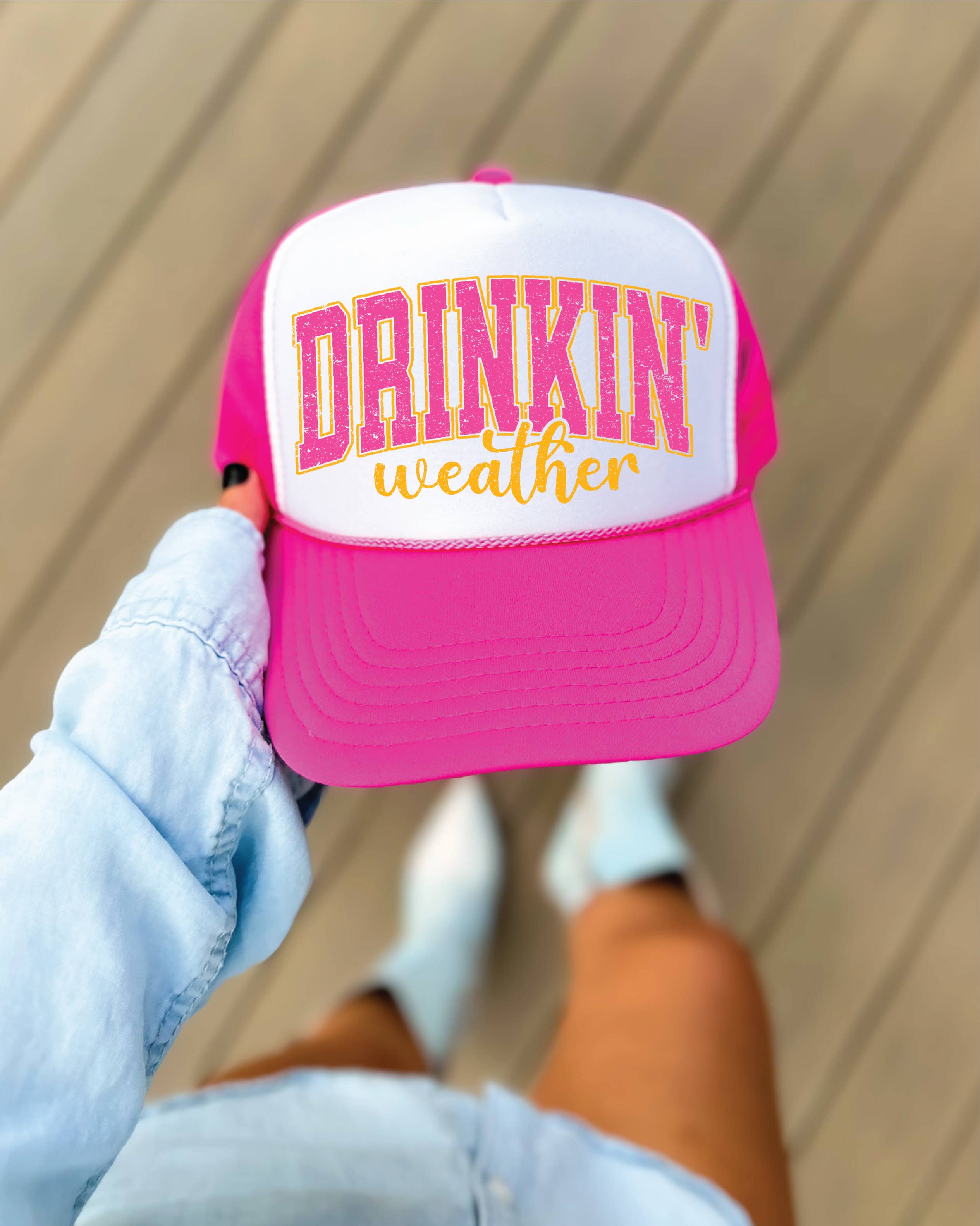 Southern Attitude Designs Inc - Venta al por mayor Gorra trucker - Mujer - Gorra Trucker Rosa Fucsia y Blanca con Impresión DTF "Drinkin' Weather"