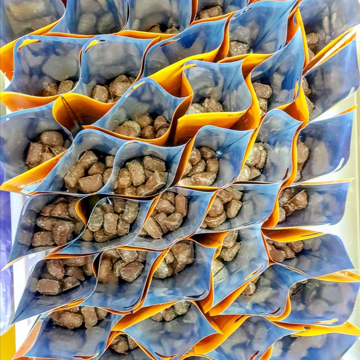 Yummycomb – wholesale Chocolate-covered sweets – 6 x Sea Salted Caramel Belgian Milk Chocolate Honeycomb pouc4