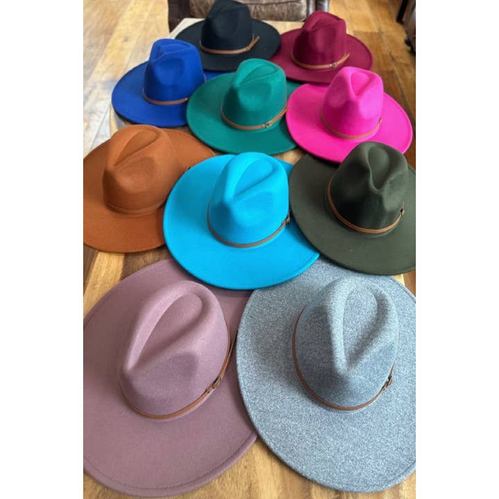 Chapeau panama à large bord en feutre végétalien avec ceinture pour la vente par Bella Betty