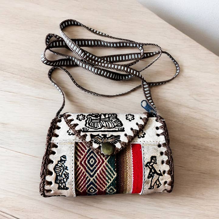 XS Bolso Bandolera Tribal de Cuero Hecho a Mano Peruano para venta al por mayor de Zoe Artcrafts Corp.
