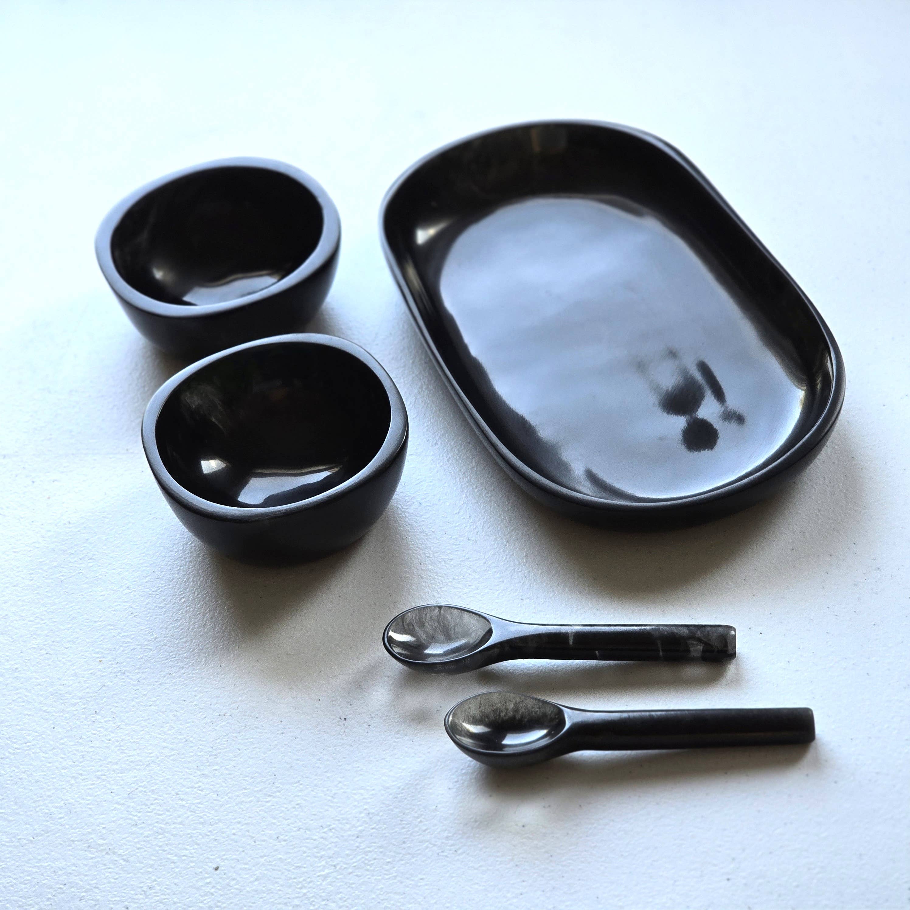 Gibb & Daan – Engroshandel Serveringsbakke – Lille serveringsbakke med 2 skåle og skeer - Håndhældt harpiks5