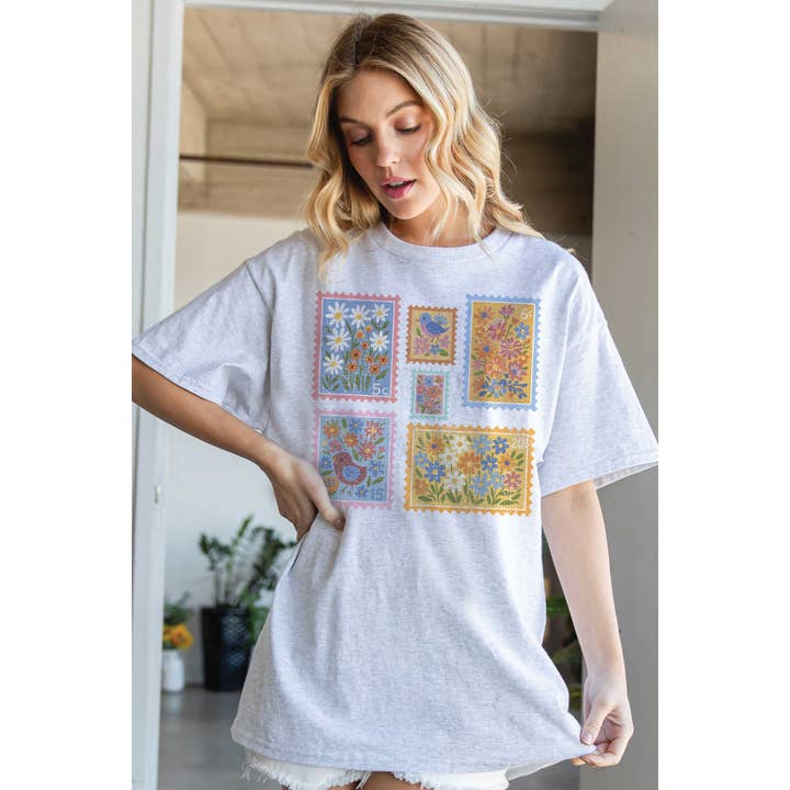 T-shirt graphique surdimensionné FLOWER STAMPS pour la vente par BLUME & CO.
