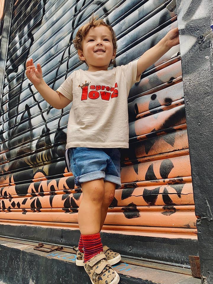 SPREAD LOVE - T-shirt a manica corta in cotone biologico per bambini per la vendita all'ingrosso da parte di Little Mate Adventures