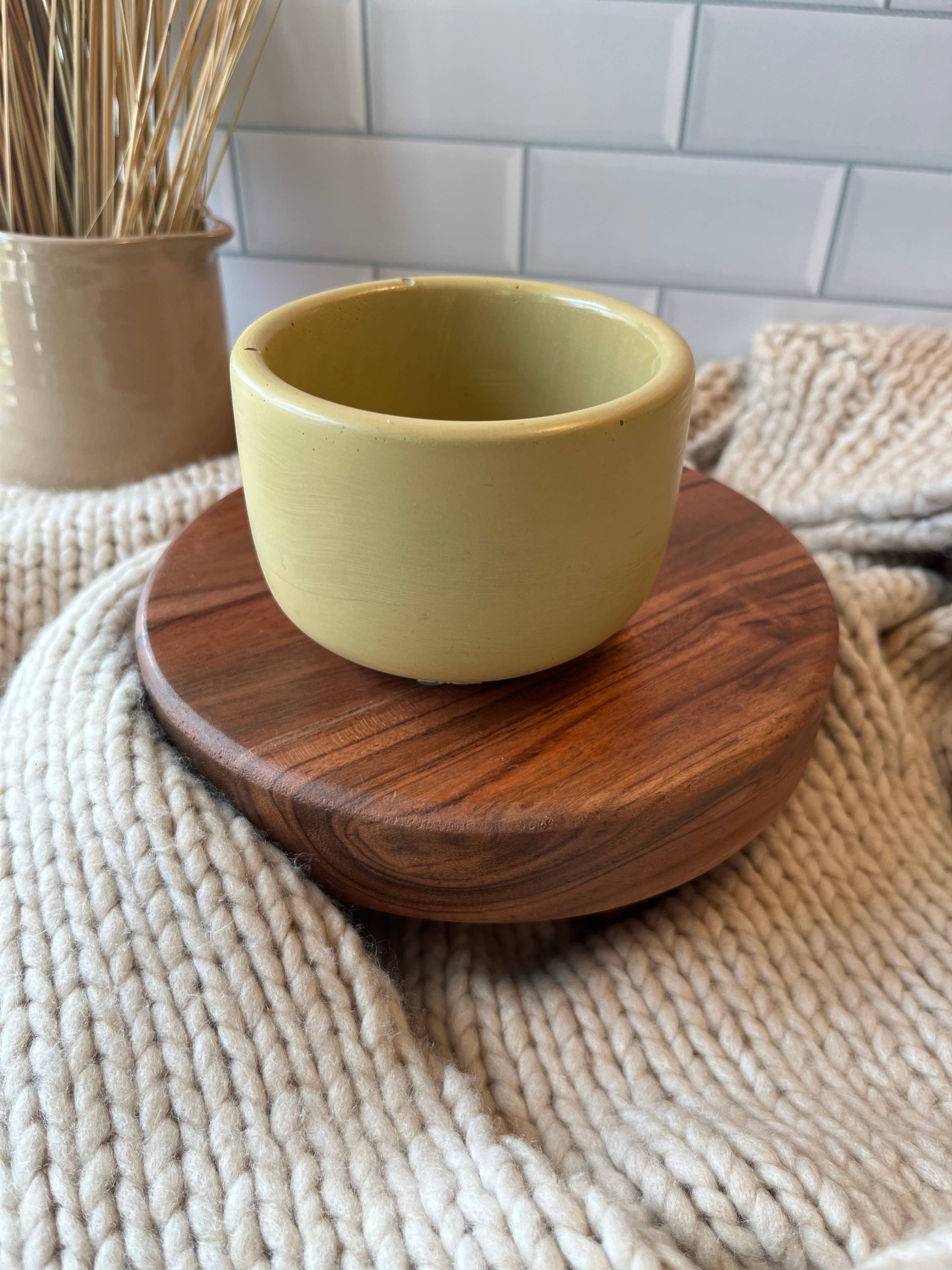 Bumblebee Candle Co. - Venta al por mayor Candelabros - Recipiente de concreto amarillo - 8 oz