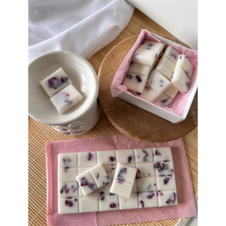 Studio Rein - Wholesale Wax Melt - Chocolate Wax Melts with Dried Rose Petals, Soy Wax, 80g1
