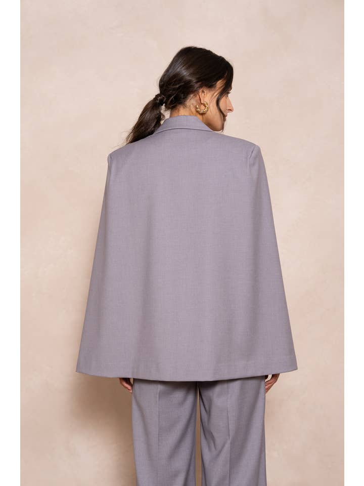 Attentif Paris – Blusão - Mulher por atacado – Casaco capa oversized com corte estruturado3