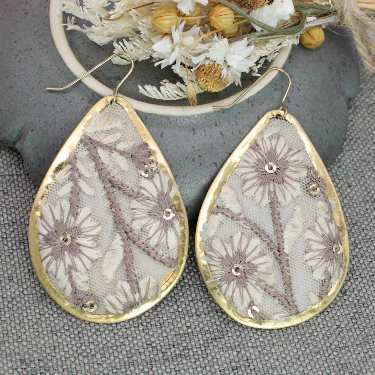 ZAD – Engroshandel Hængeøreringe og creoløreringe – Grå blomsterbroderede dråbeformede øreringe3