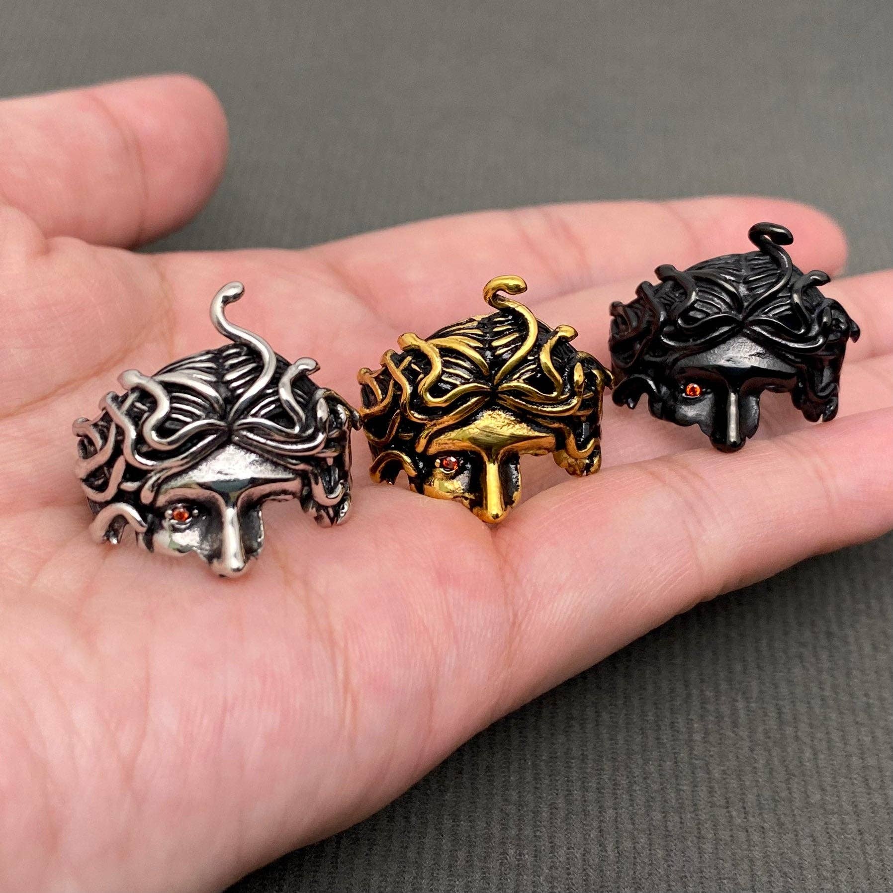 Mio Queena - Wholesale Signet Ring - Men's Stainless Steel Medusa Half Face Ring - MJ/MR1