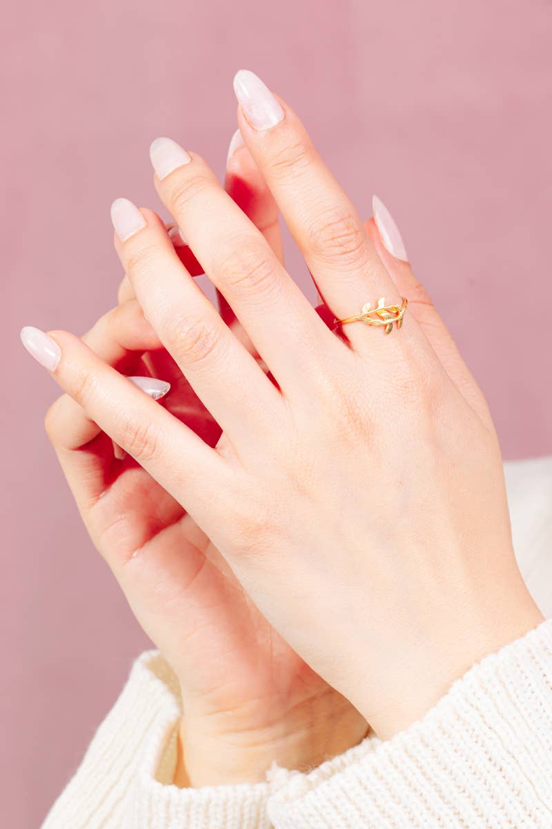 The Looks by Fame Accessories – Engroshandel Båndring – Gulddyppet delikat bladindpakningsring1