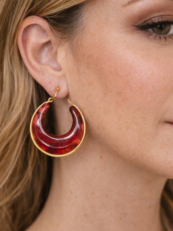 Håndlavede øreringe i marmorharpiks og stål for engroshandel hos Wild & Free