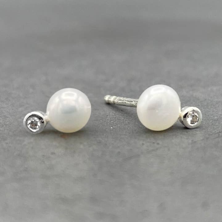 Boucles d'oreilles clous en argent avec perles et oxydes de zirconium pour la vente par Something Silver