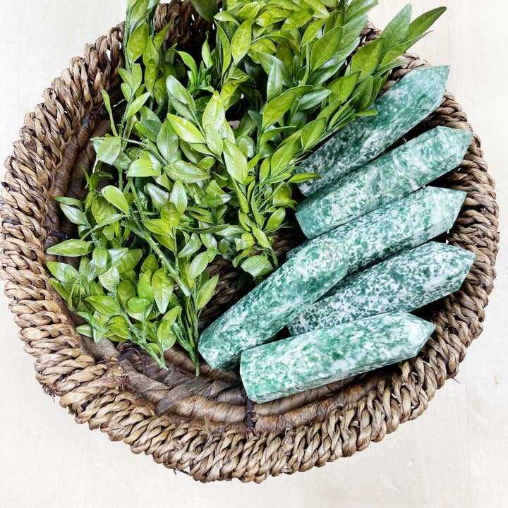 2,5-3tums grön prickig Jade Point för wholesale av Ewelina Pas Jewelry