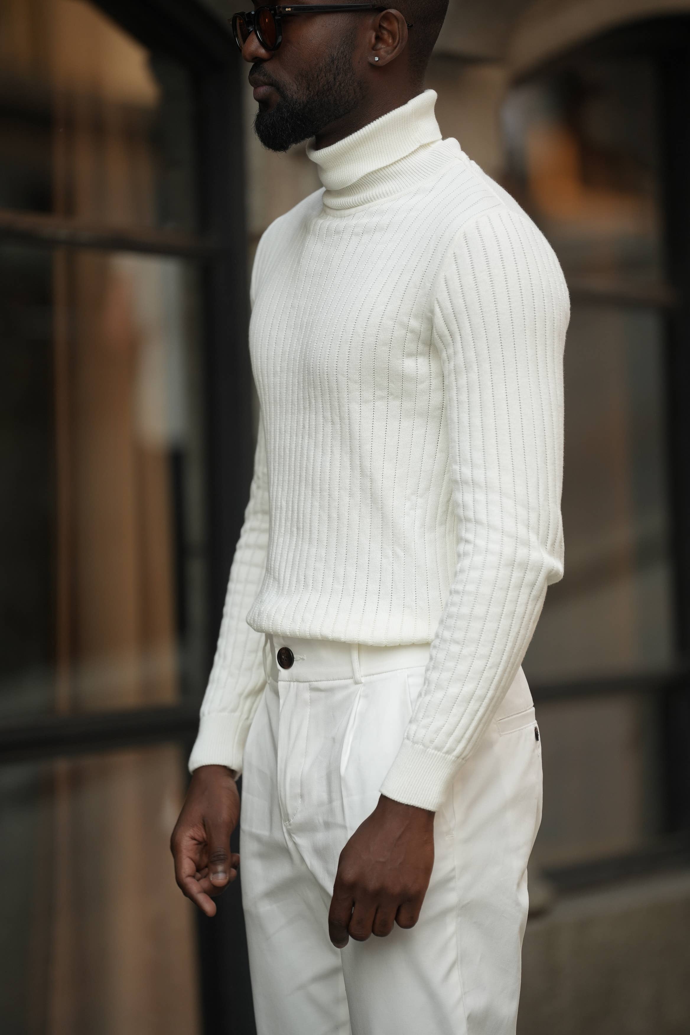 DONATO – Großhandel Strickpullover – Herren – DONATO Perlmuttfarbener Pullover mit Rippenstruktur und hohem Kragen1