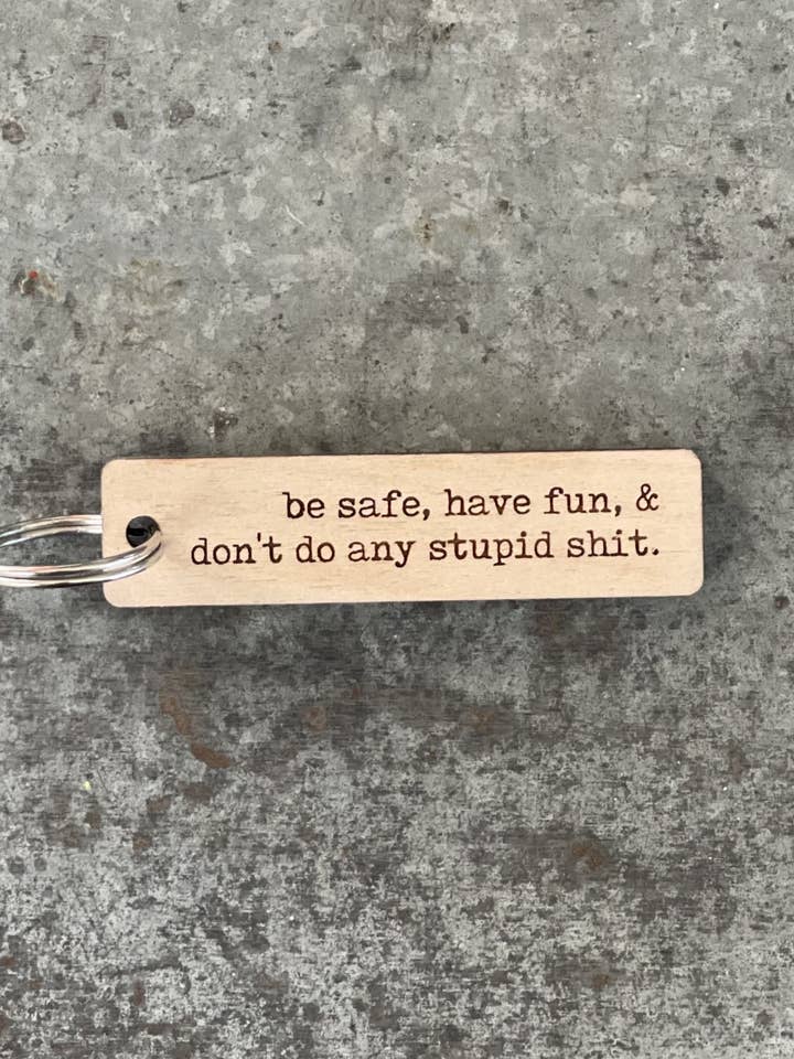 KUNDENSPEZIFISCHER lasergravierter Schlüsselanhänger aus Holz für den Großhandel von Jus Sayin'