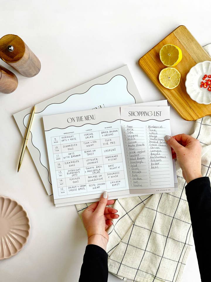 Planificateur de repas hebdomadaire avec liste de courses perforée pour la vente par AIM Studio Co