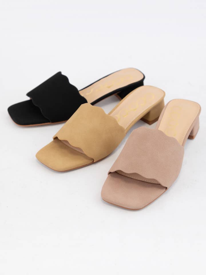 OFFRE HEBDOMADAIRE ESCARPINS À BOUT CARRÉ ET TALON MI-HAUT AVEC BORD FESTONNÉ pour la vente par CCOCCI