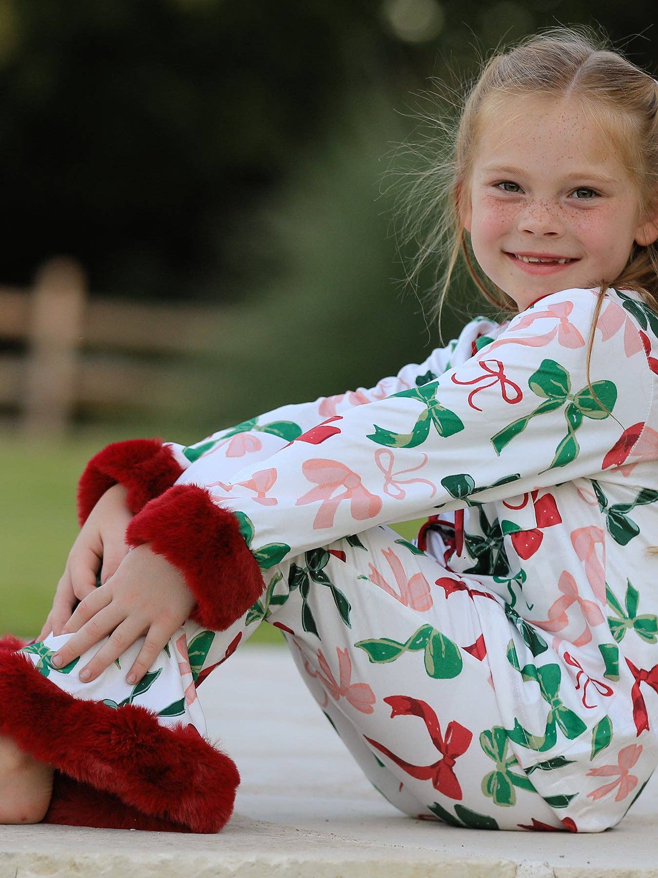 Rylee Faith Designs - Vente Haut et bas de pyjama – enfant - Ensemble de pyjama de Noël à imprimé nœud de fête – Vêtements de nuit confortables pour filles avec bordure rouge9